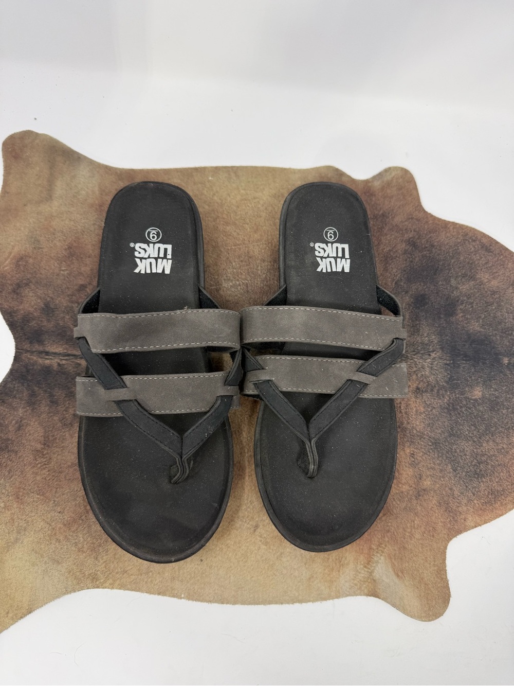 Muk Luks Black and Gray Dual-Strap Slide Sandals Sz 9 (WZNIBU)